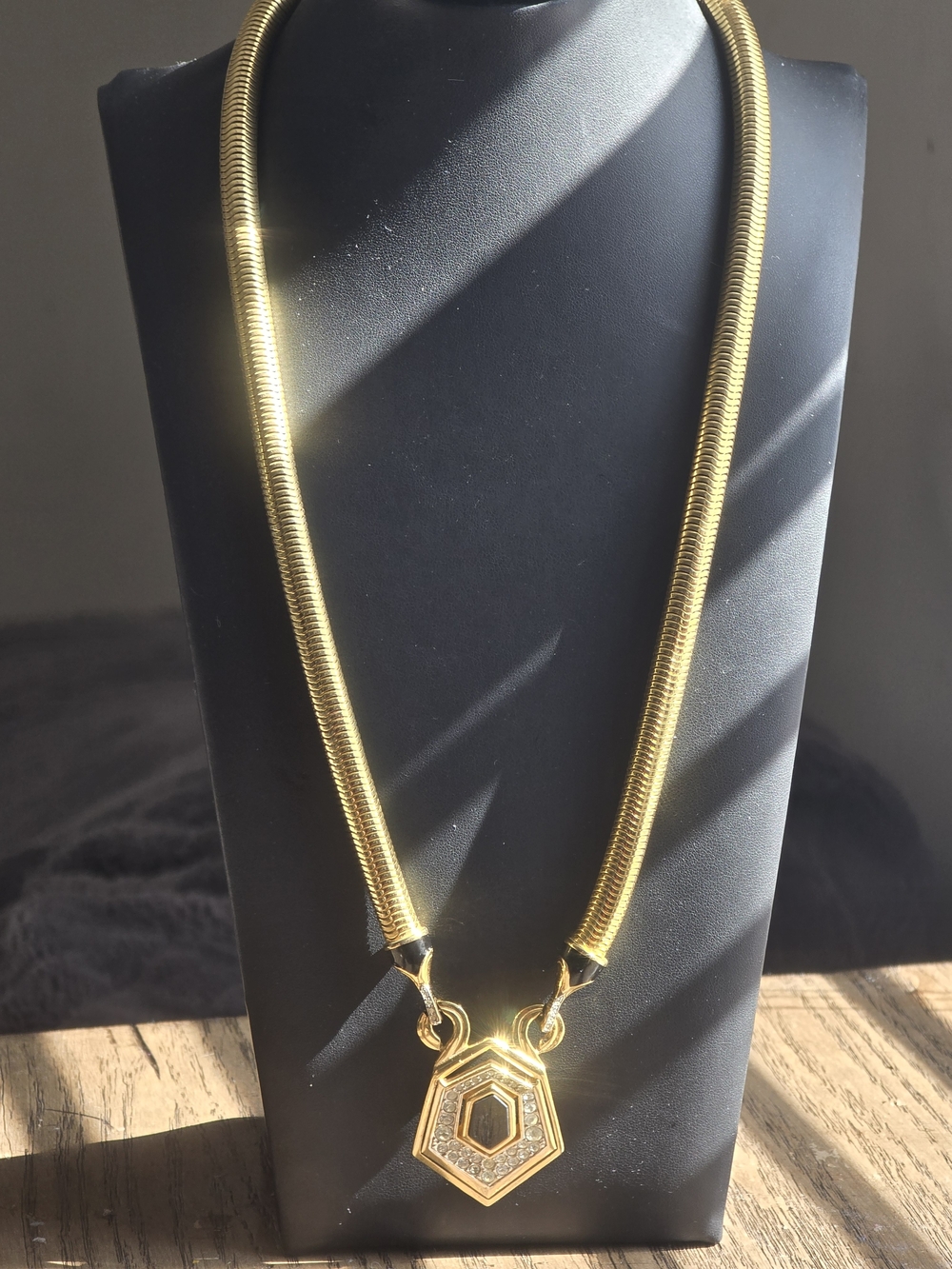 Authentic Vintage Nina Ricci Paris Gold & Faux Onyx Pendant Choker Necklace